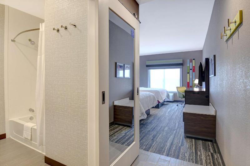 Queen Studio Suite with Two Queen Beds - Non-Smoking image 3