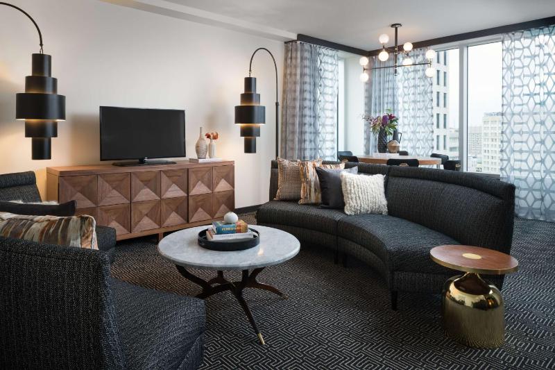 Junior King Suite with Urban View image 4