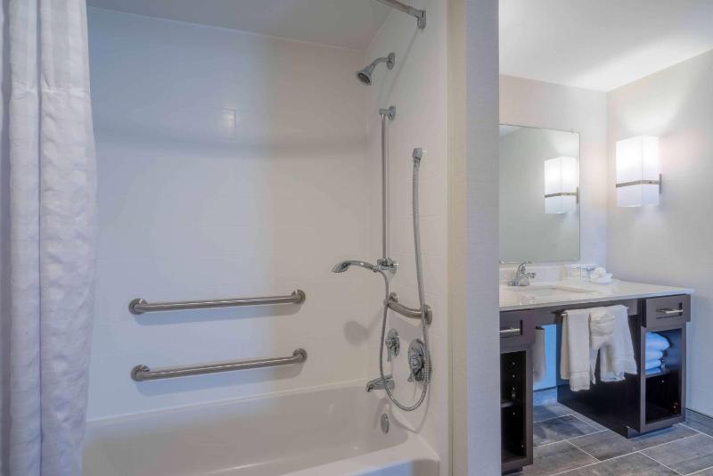 Queen Suite with Bath Tub - Mobility Access/Non-Smoking image 2