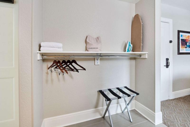 One-Bedroom Kiong Suite with Sofa Bed image 3