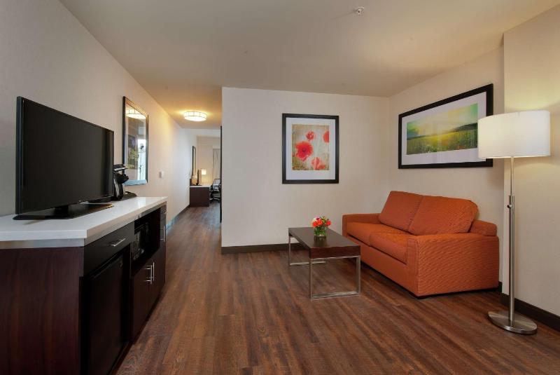 Junior King Suite with Sofa Bed image 3