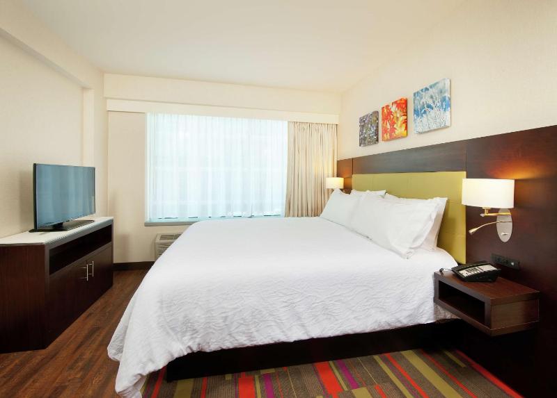 Junior King Suite with Sofa Bed image 4