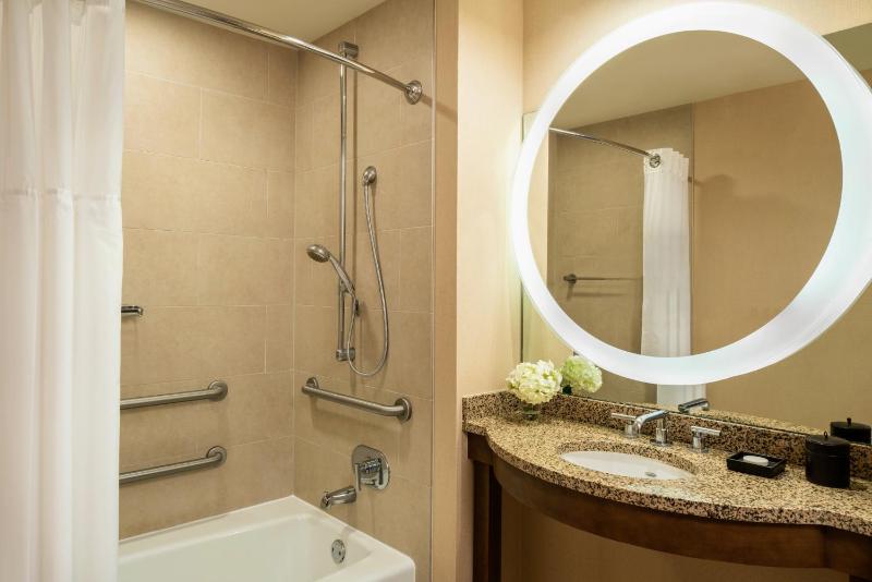 Queen Room with Two Queen Beds and Accessible Tub - Disability Access image 4