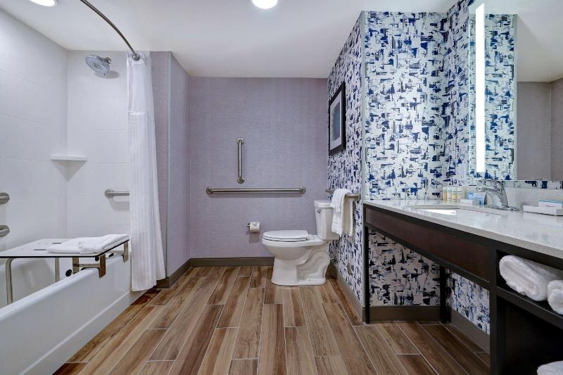 Deluxe King Room - Mobility Access image 2