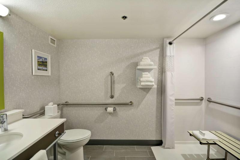 Queen Room with Roll-In Shower - Disability Access/Non-Smoking image 2