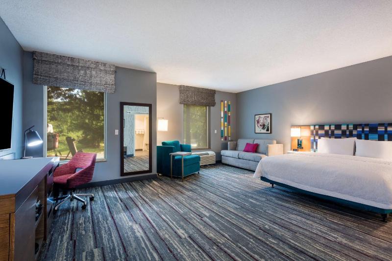 Queen Room with Two Queen Beds - Mobility and Hearing Access/Non-Smoking image 4