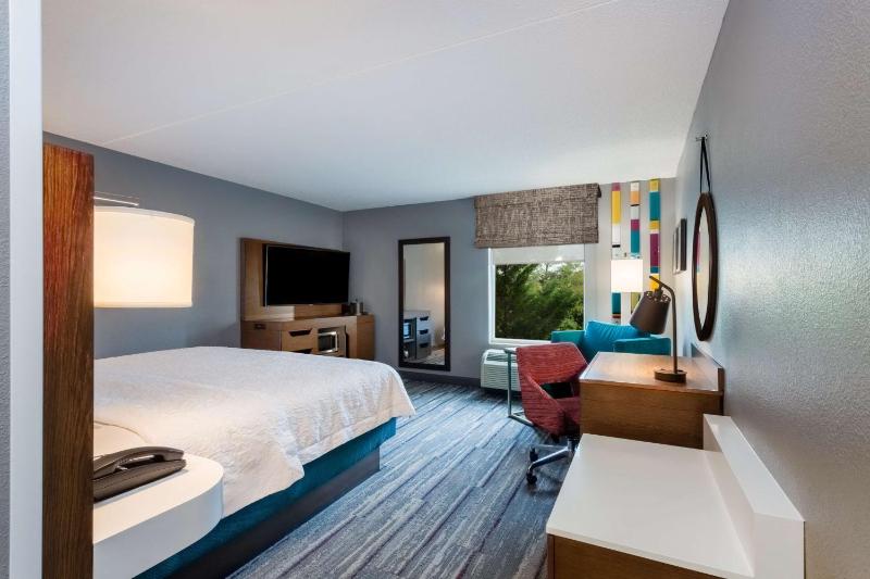 King Room with King Bed - Non-Smoking image 4