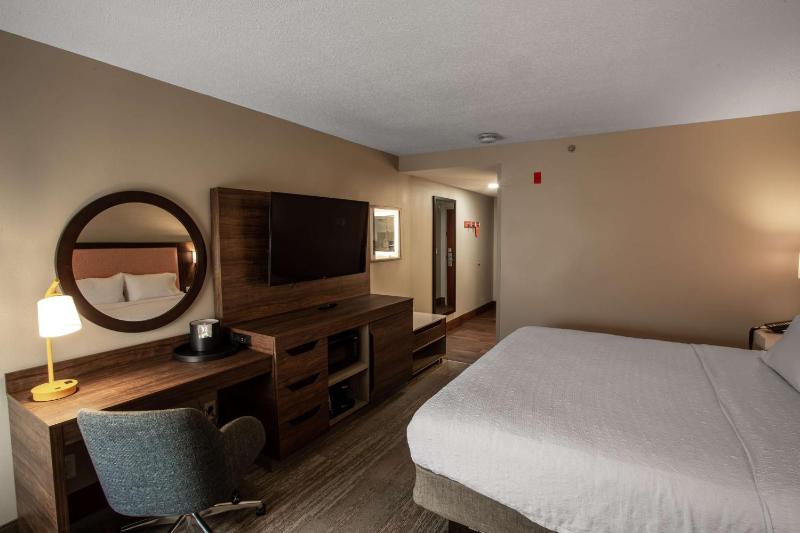 King Room with King Bed - Non-Smoking image 1