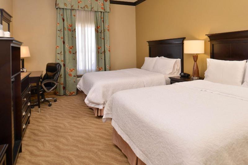 Queen Room with Two Queen Beds - Non-Smoking image 3
