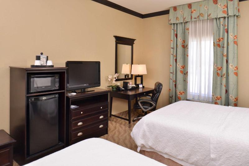Queen Room with Two Queen Beds - Non-Smoking image 4