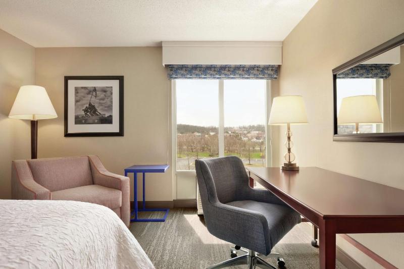 King Room with King Bed - Non-Smoking image 3