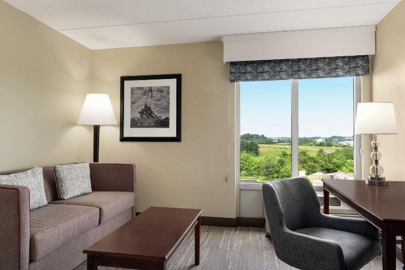 King Room with Sofa Bed and Study - Non-Smoking image 4