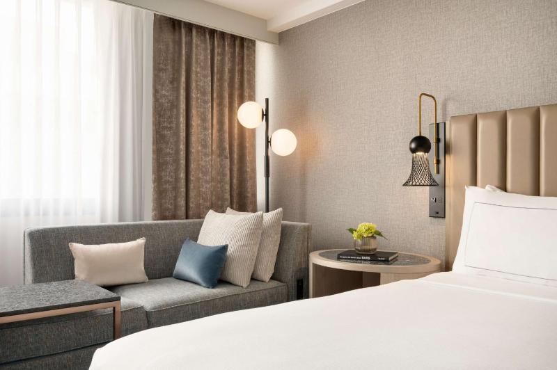 King Room with Accessible Tub - Mobility and Hearing Access image 4