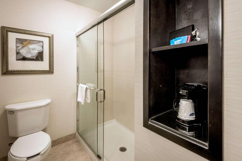 Deluxe King Room - Non-Smoking image 2