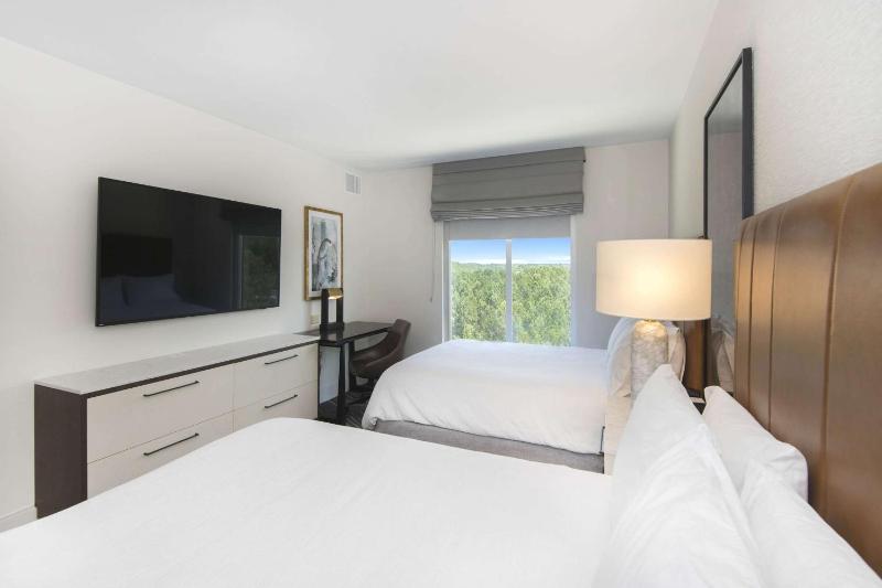 Non-Smoking Queen Suite with Two Queen Beds image 1