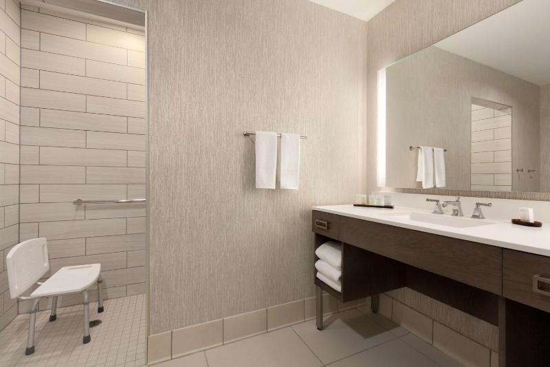 King Studio Suite with Roll-in Shower - Mobility Access image 2