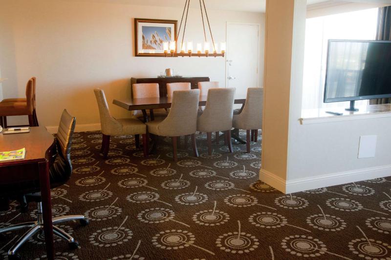Parlor Room - Non-Smoking image 3