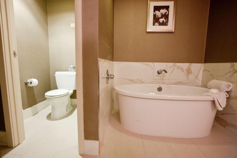 King Room - Non-Smoking image 2