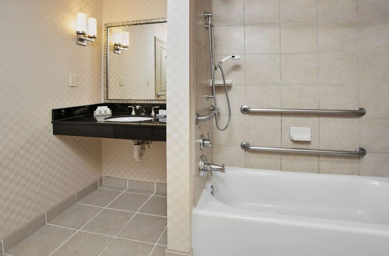 Queen Room with Two Queen Beds - Mobility and Hearing Access image 3
