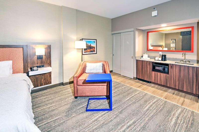 Hampton Inn by Hilton Ottawa - image 3