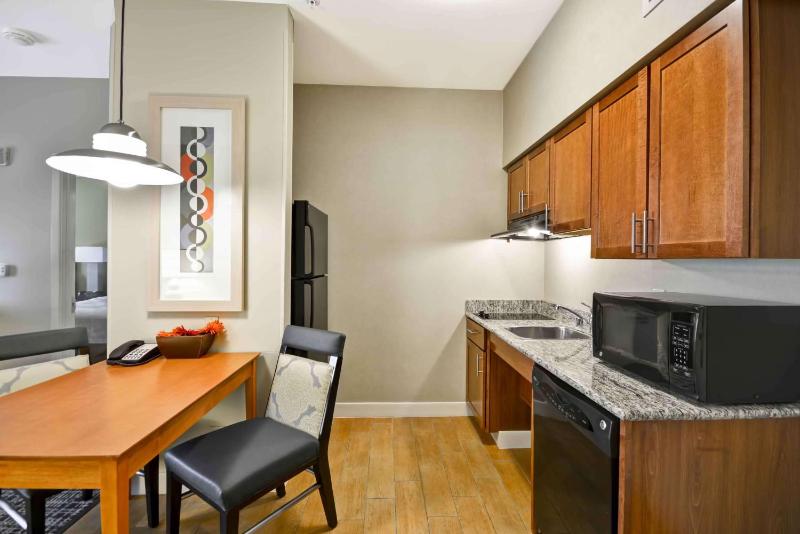 Suite with Two Queen Beds and Tub - Mobility and Hearing Access/Non-Smoking image 3