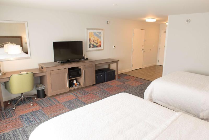 Queen Room with Two Queen Beds - Non-Smoking image 4