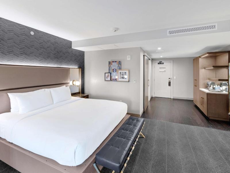 Deco King Suite image 3