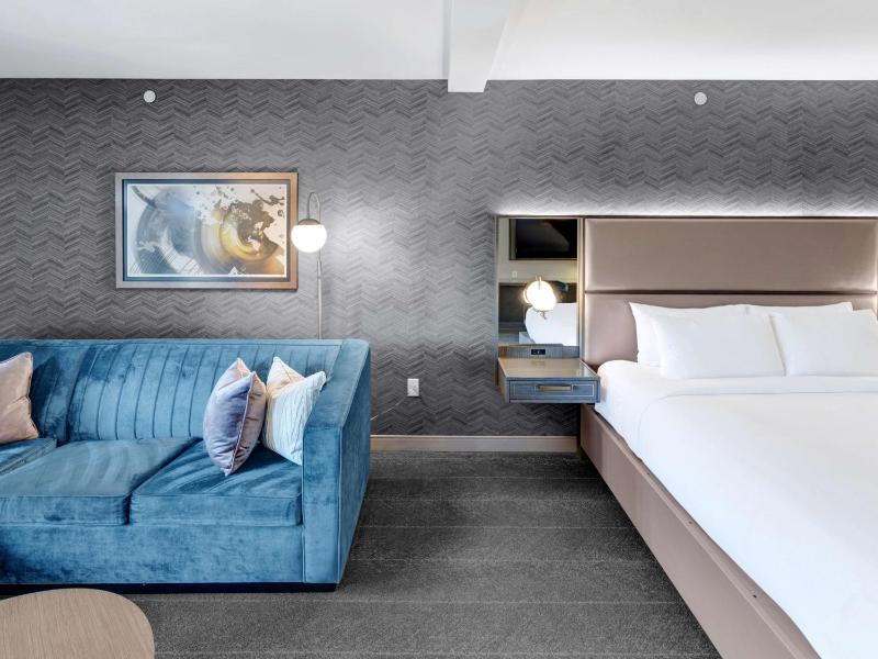 Deco King Suite image 4