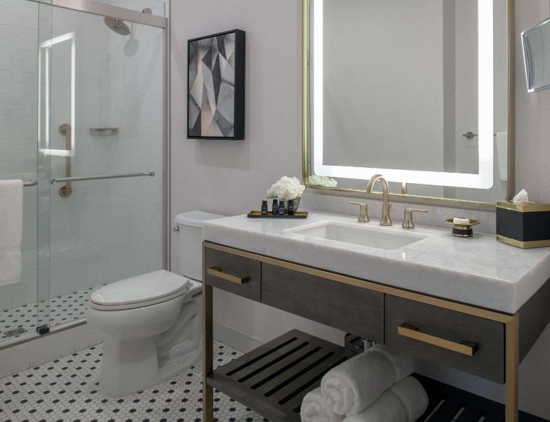 Queen Room image 3