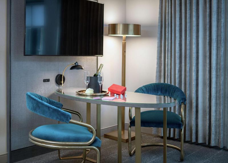 Deluxe King Suite image 4