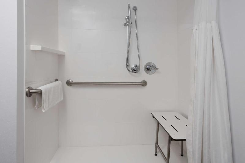 King Room with Tub - Mobility and Hearing Access image 2