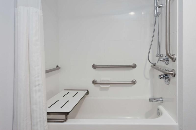 King Room with Tub - Mobility and Hearing Access image 4