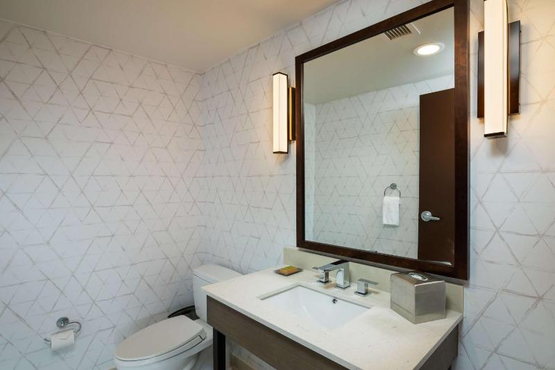One-Bedroom King Suite with Garden View image 3