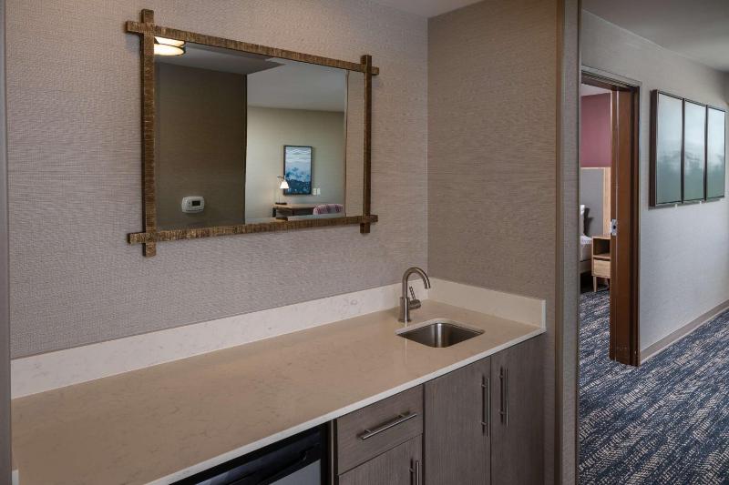 One-Bedroom King Suite with Garden View image 2