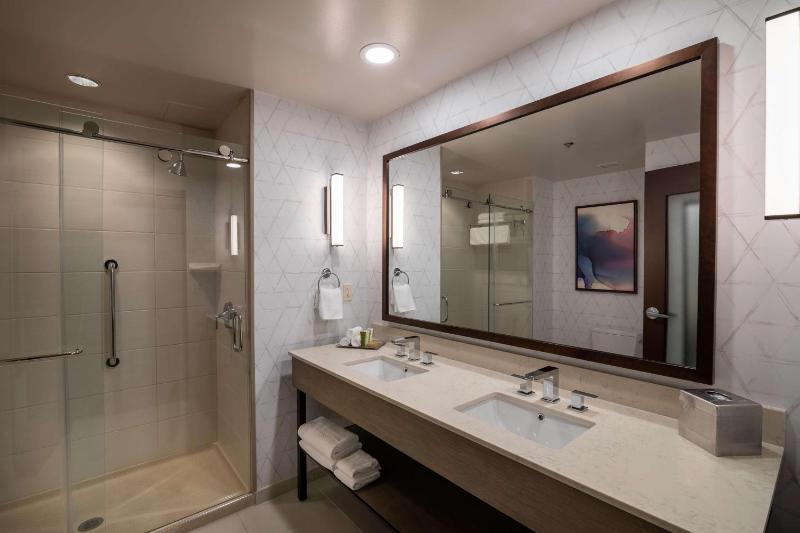 One-Bedroom King Suite with Sofa Bed image 3