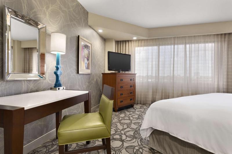 Two Room Corner Suite - Non-Smoking image 3