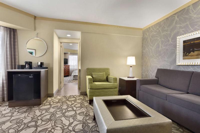 King Suite - Non-Smoking image 3