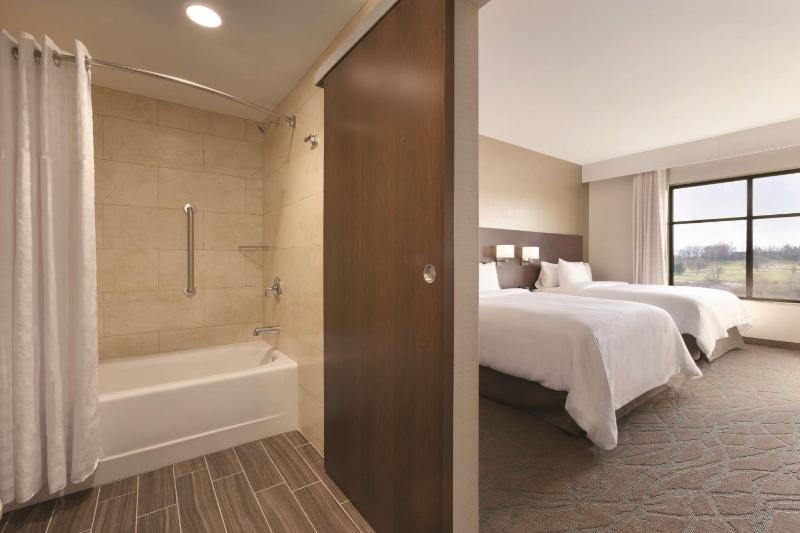 Two-Room Queen Suite with Two Queen Beds image 3