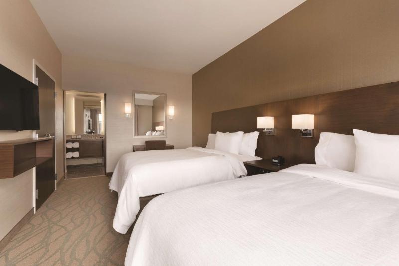 Two-Room Queen Suite with Two Queen Beds image 4