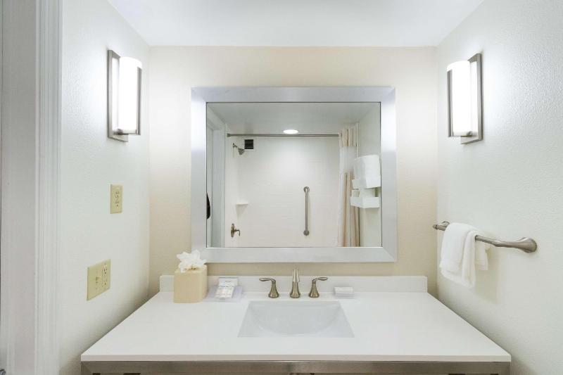 Queen Room with Two Queen Beds image 2