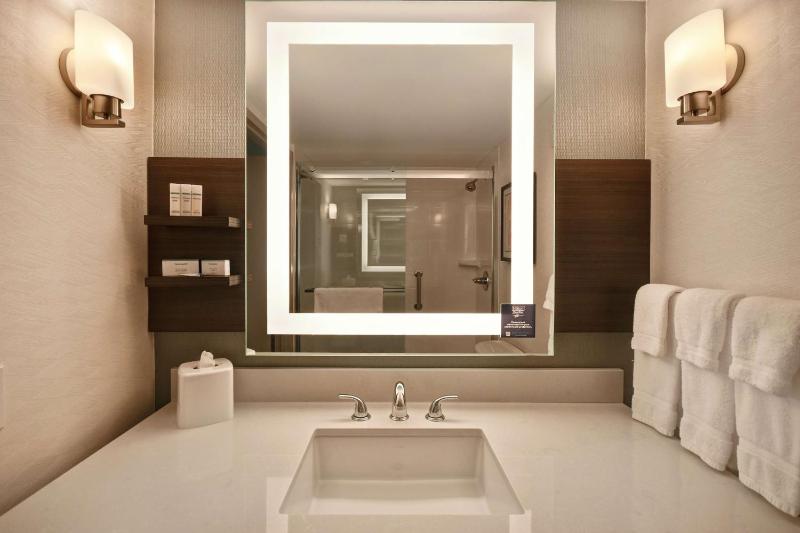 Premium King Room image 4