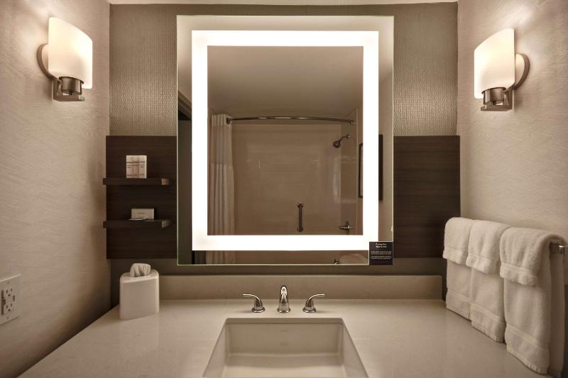 King Room with Accessible Tub - Mobility Access image 4