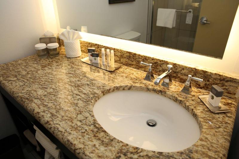 King Suite - Non-Smoking image 3