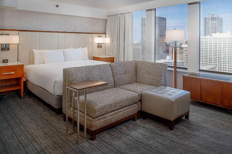 King Room with City View image 2
