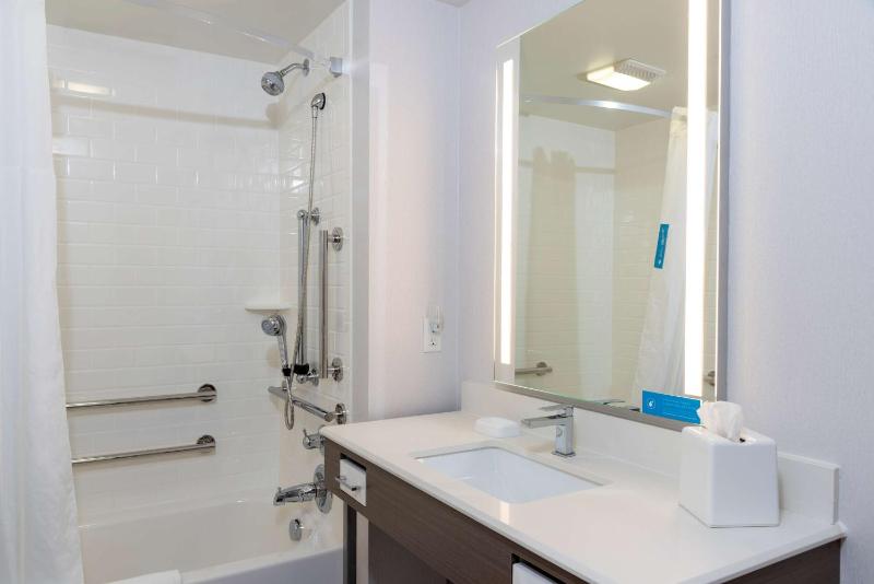 Studio with Two Queen Beds and Bath Tub - Mobility and Hearing Access/Non-Smoking image 2