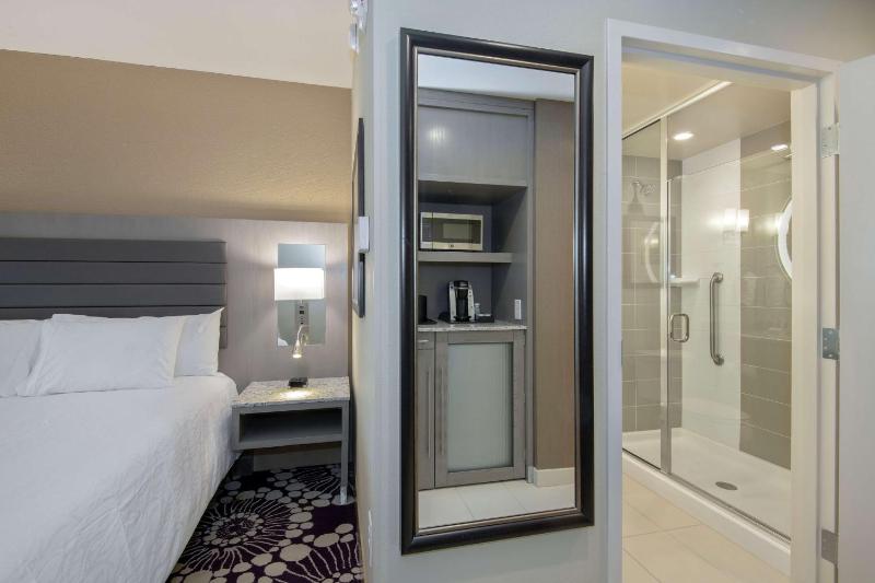 Queen Room with Two Queen Beds image 3