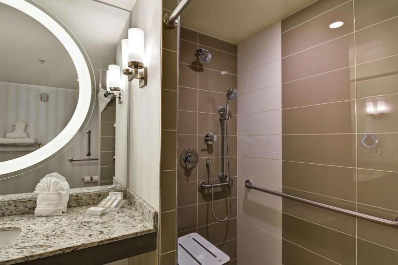 Queen Room with Two Queen Beds and Roll-In Shower - Mobility Access image 4