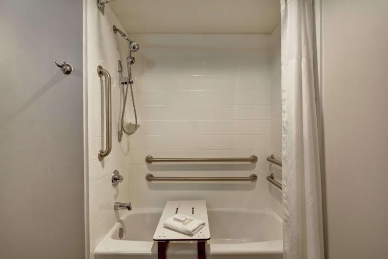 Double Room with Tub - Mobility and Hearing Accessible/Non-Smoking image 4