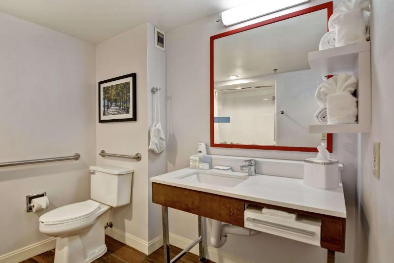Double Room with Tub - Mobility and Hearing Accessible/Non-Smoking image 2