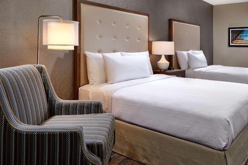 One-Bedroom Queen Suite with Two Queen Beds image 4